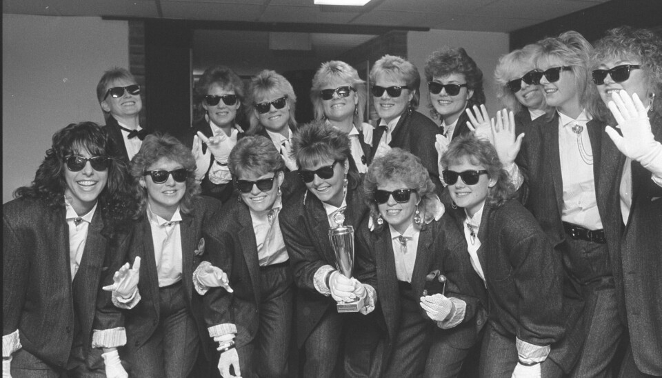 VM i håndball for kvinner i Nederland i 1986. Norge tok bronsemedaljen.Foran fra ventre: Anne Migliosi, Hanne Hogness, Karin Pettersen, Trine Haltvik, Karin Singstad, Kristin Eide. Bak f.v. Kristin Midthun, Annette Skottvoll, Åse Birkrem, Unni Birkrem, Kjerstin Andersen, Linn Siri Jensen, Cathrine Svendsen, Heidi Sundal og Hanne Hegh. Ingrid Steen er ikke med på bildet.