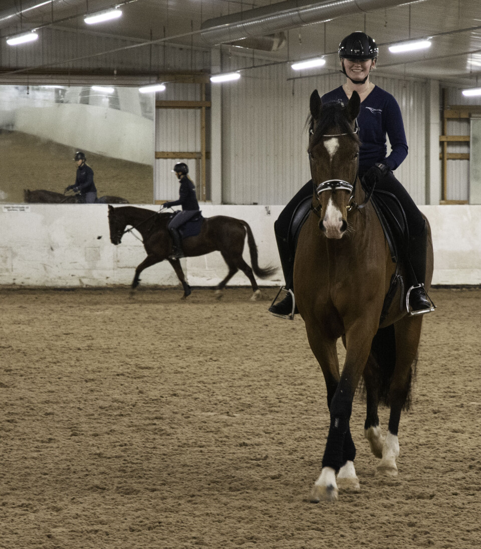Dorthea Solheim fra trinn 2 og Starums Lucelli under dressurtimen.