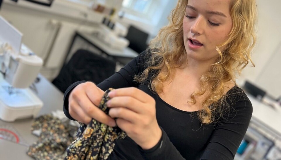 Marta arbeider med detaljer på en sommerkjole.