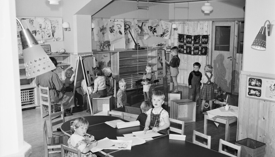 Husmorbarnehagene ble brukt av mødrene som var hjemmearbeidende, og de var gjerne fra middelklassen i byene. Barna sitter og tegner i Husmødrenes barnehage på Grefsen i Oslo i 1954.