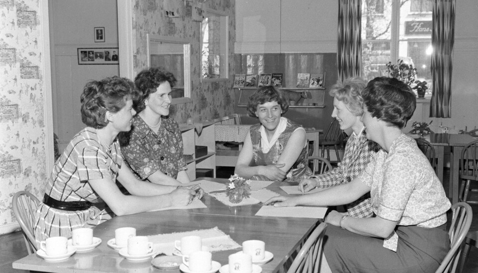 De første lederne av barnehagelærerutdanningene var aktive, engasjerte og initiativrike kvinner. De bidro både til opprettelsen av nye barnehager og til kvinnefrigjøringen på 1970-tallet. Her er barnehagelærere i Midtbyen Barnehage i Trondheim.