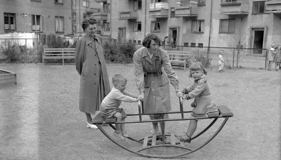 Norske barnehagelærerinner som var aktive både i barnehagelærerutdanningen og i Barnehagelærerinnenes Landsforbund, var opptatt av omsorgen for barnet. Her fra Voldsminde barnehage i Trondheim i 1953.