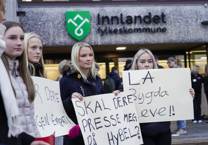 Fra en av protestene utenfor fylkeshuset på Hamar i høst.