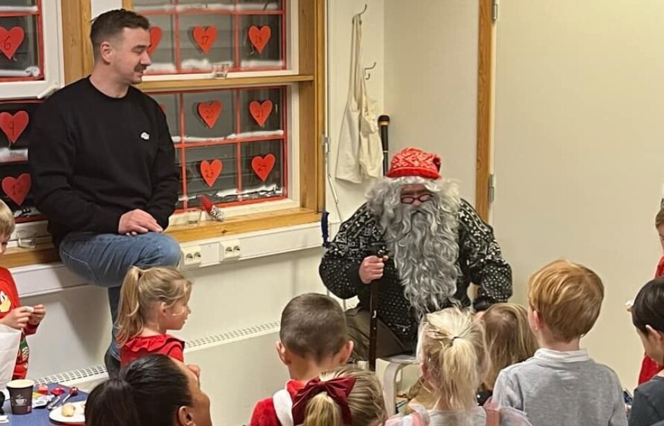 Fjorårets nissefest. Henrik Troy Johansen sittende i vinduskarmen.
