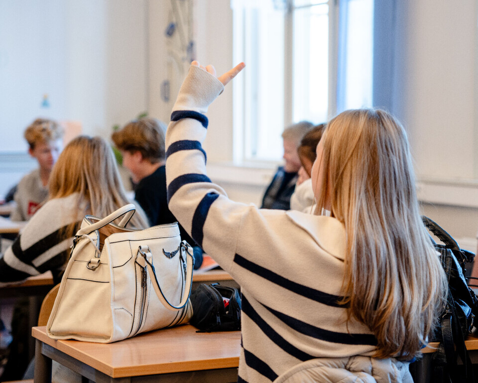 Med 32 klassekamerater må elevene ofte vente lenge på tur.