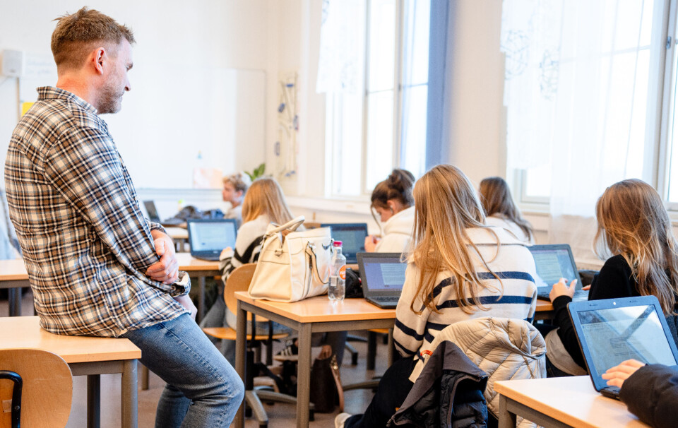 Det er mange elever å holde styr på i klasse 9B.