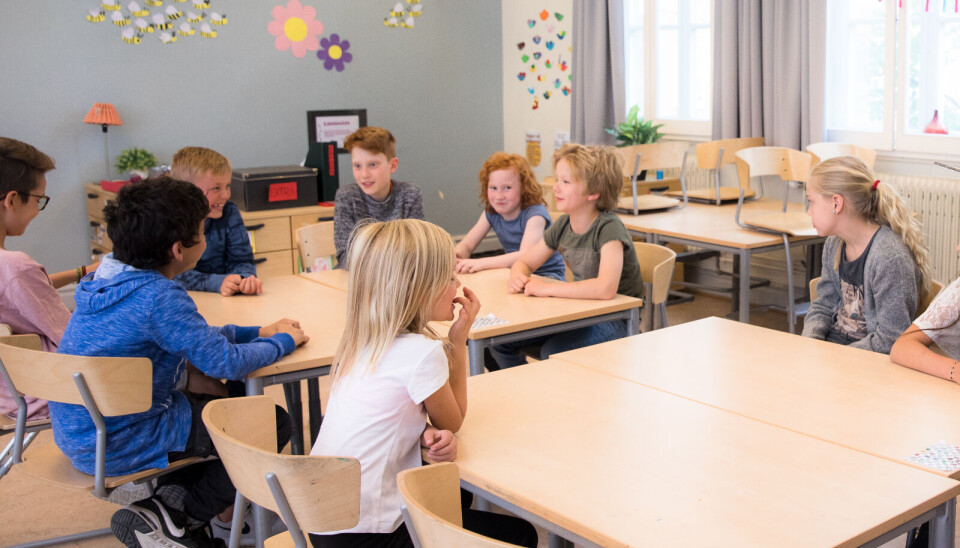 En skole for alle – uavhengig av fødselsmåned lærer barneskole klasserom