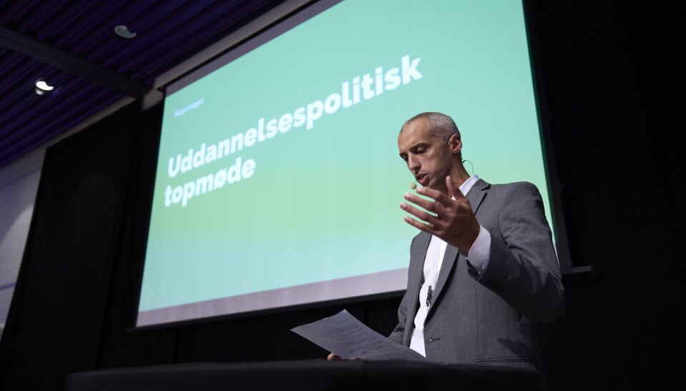 Danmarks kunnskapsminister vil gjeninnføre eksamen med papir og blyant