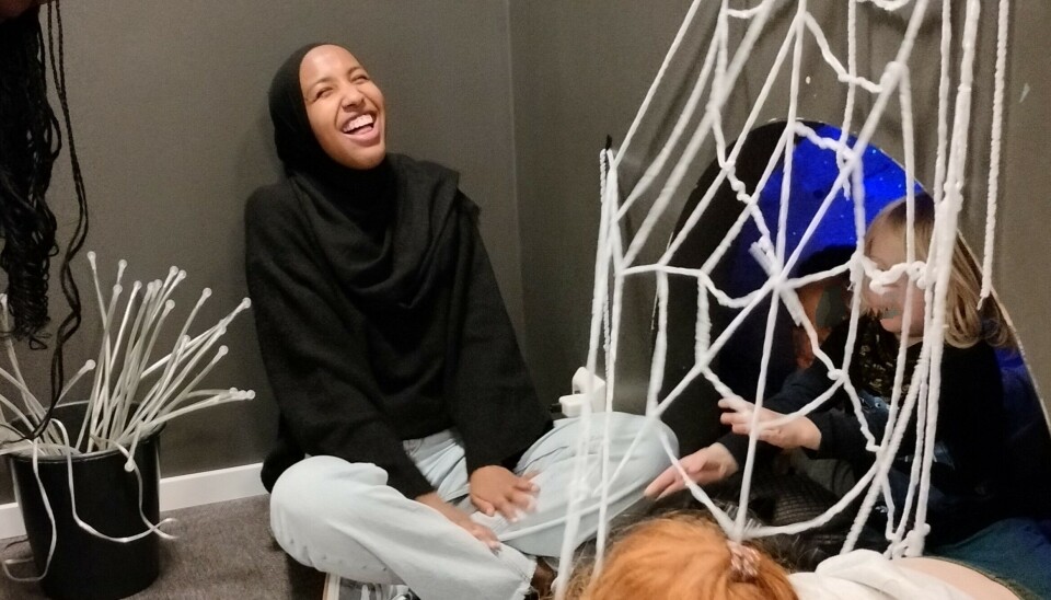 Yasmin og de andre studentene innredet ulike edderkopphuler for småbarna og de store barna.