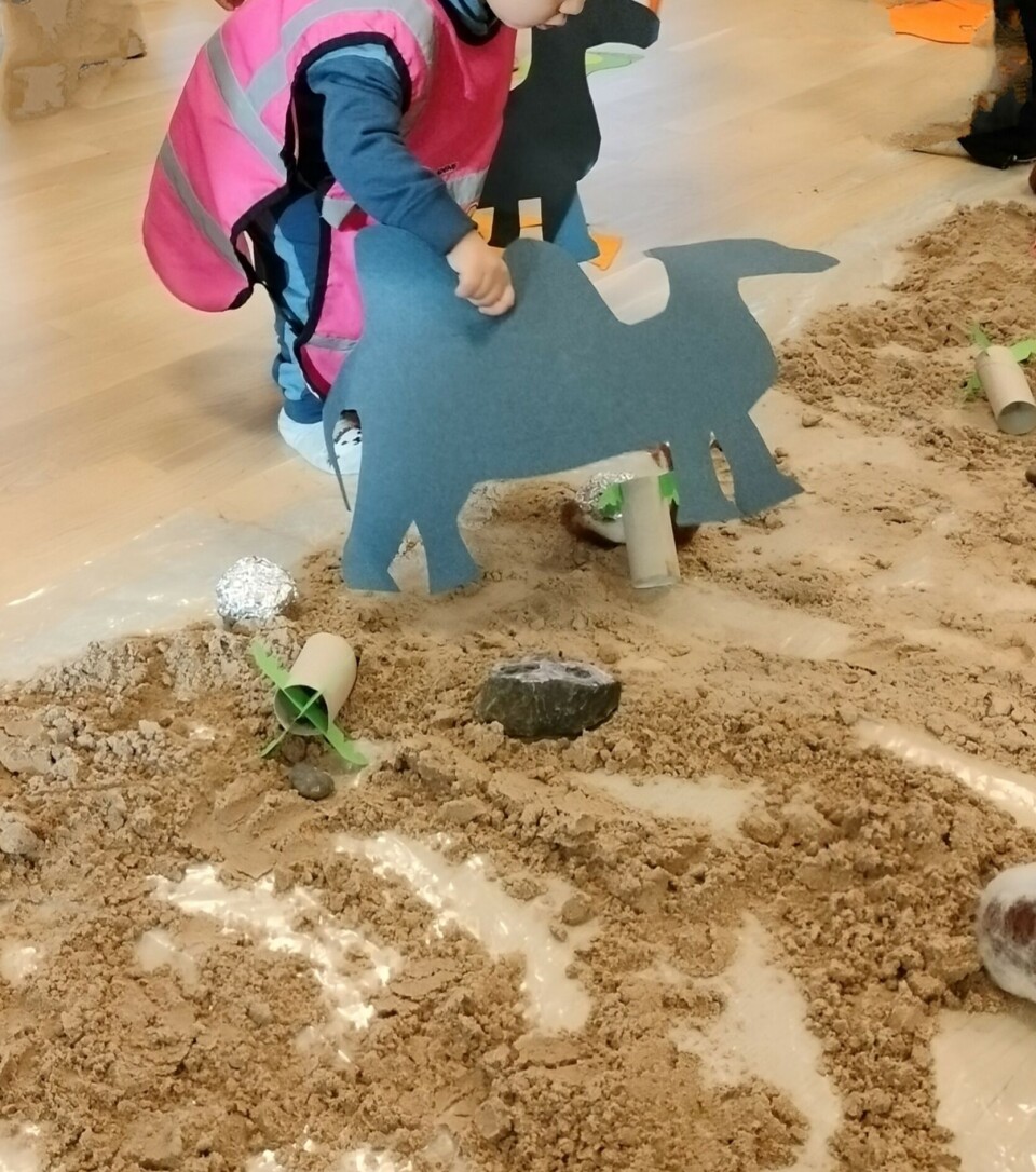 Studentene lagde en ørken av sand inne og barna fikk leke med kameler.