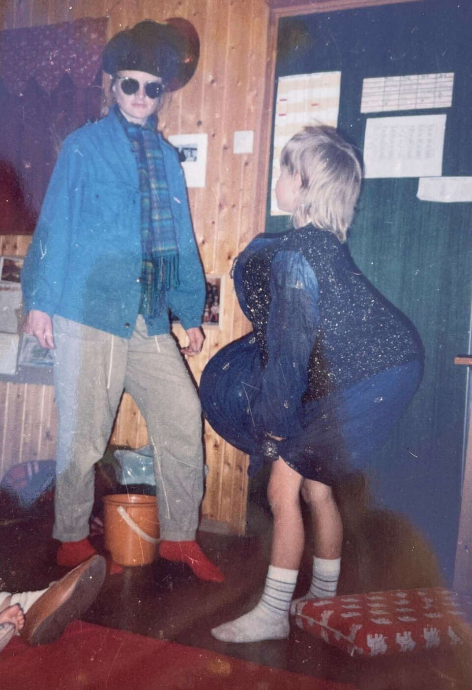 Bodil var bussjåfør, mens Mats (5) hadde kledd seg i glitterkjole stappa med en stor ballong med godteposer i, minnes Mats.