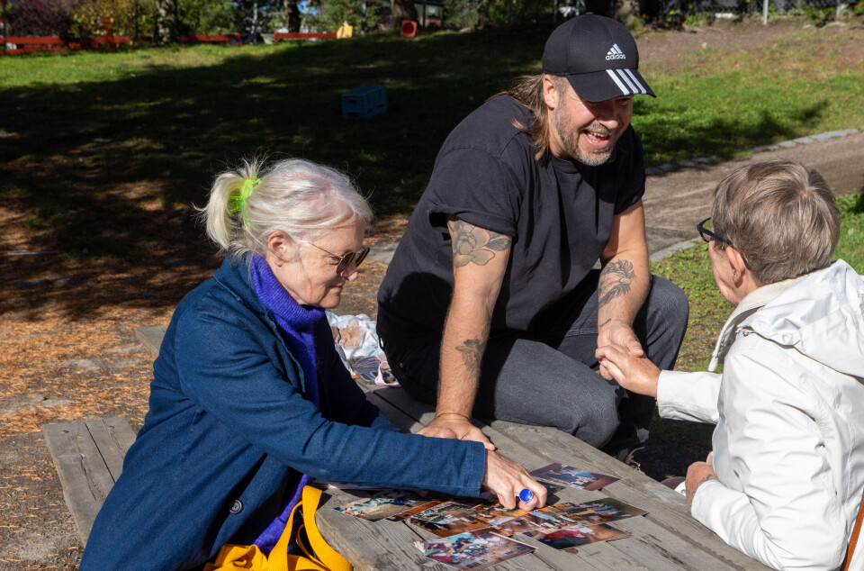 Mats Brattlie ser tilbake på gamle bilder av seg selv fra tiden han gikk i Refstad barnehage sammen med barnehagelæreren Bodil Ugelstad (t.v.) og tidligere styrer Margot Ekren. En tid som betydde mye for utviklingen av hans identitet.