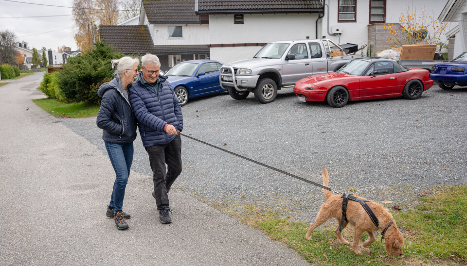 Jon og Grethe Remme på slep etter hunden Ulla.