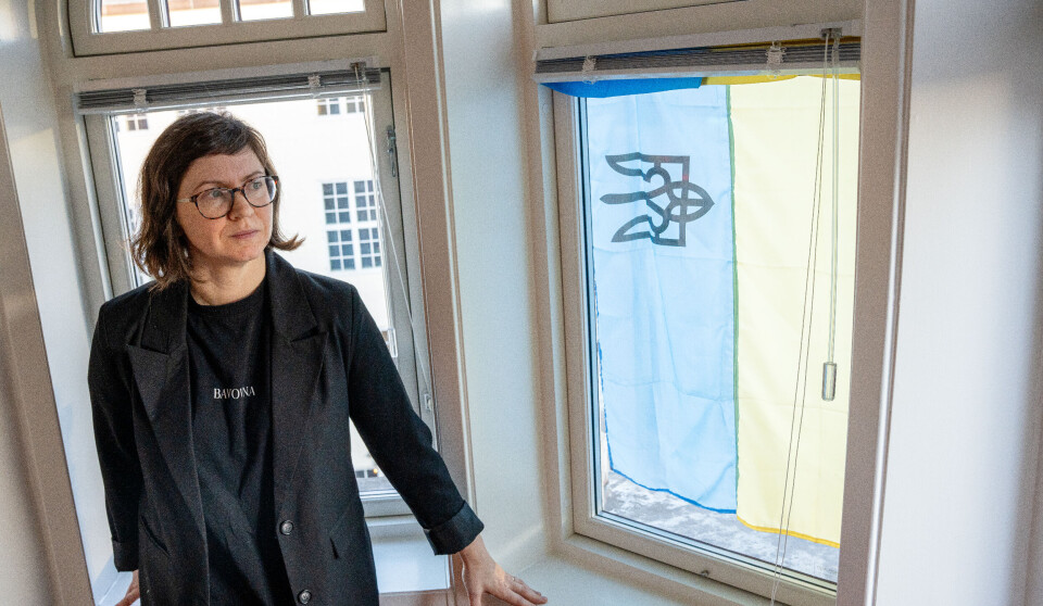 Iryna Sabor i tårnrommet til Wergelandsenteret, hvor det ukrainske flagget vaier over Jernbanetorget i Oslo.