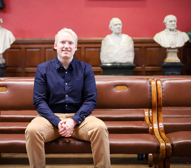 Fornemt selskap? Olav Schewe glir rett inn i de voksnes rekker i debatthallen ved Oxford Union.