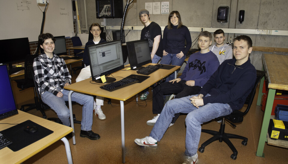 I Vestland klarer guttene seg på yrkesfag godt, her ser vi elever som går på automasjon på Årdal videregående skole. Elevene er fra venstre Ingebjørg Reppen Halset, Markus Dahl, Mathias Kvamme, Morten Hovland, Jens Nordli Hansen og Joakim Henjum. Linda Nordheim (i midten) er faglærer.