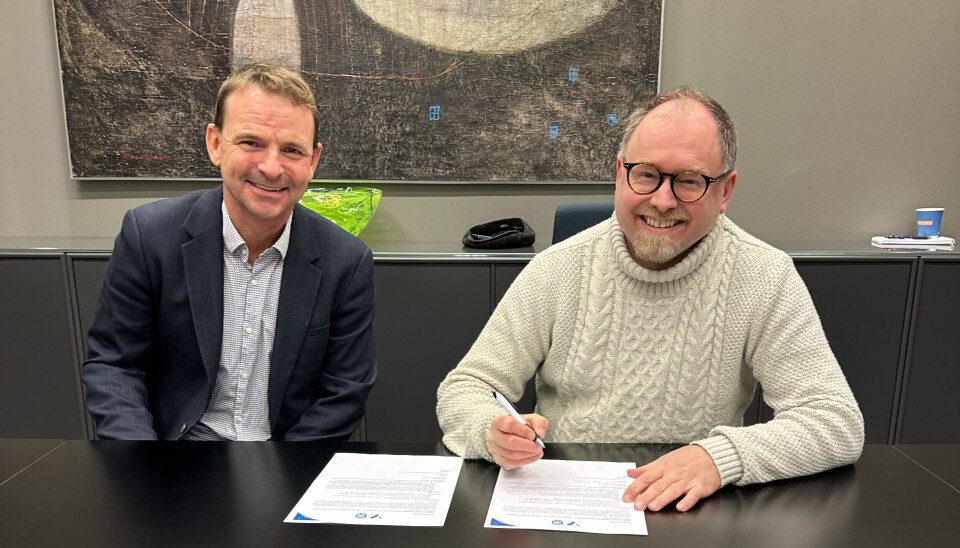 Kommunalsjef oppvekst Knut Åge Teigen signerer intensjonsavtalen på vegner av Luster kommune. For HVL signerte prodekan for regional utvikling, Sigurd Sandvold