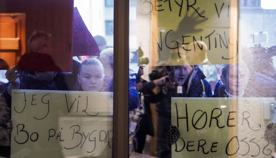 Ungdom protesterte mot skolenedleggelsene.