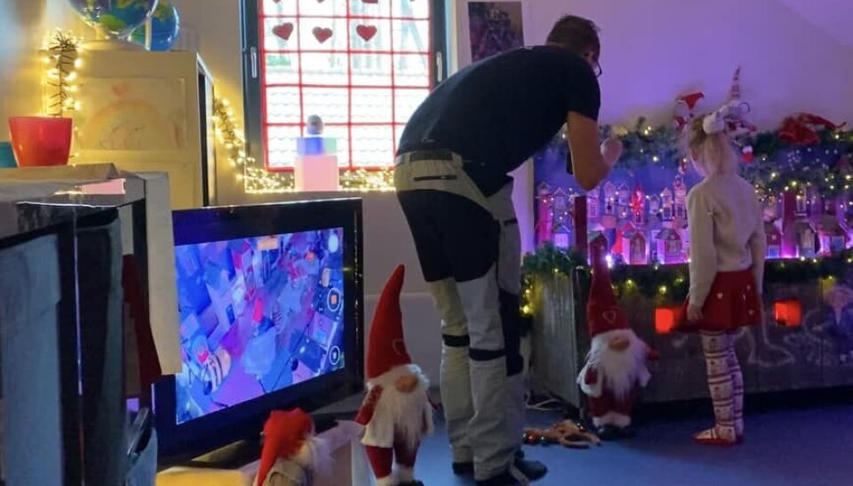 Mens kalenderbarnet kikker etter dagens hus, kan resten av barna se dette på TV-skjermen. Telefon er koblet opp til TV'en.