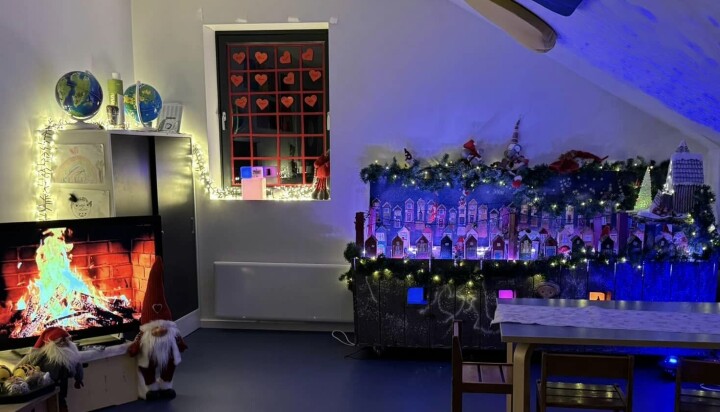 Under gatene er det også liv og røre. Vinduet med hjertene fungerer også som julekalender.