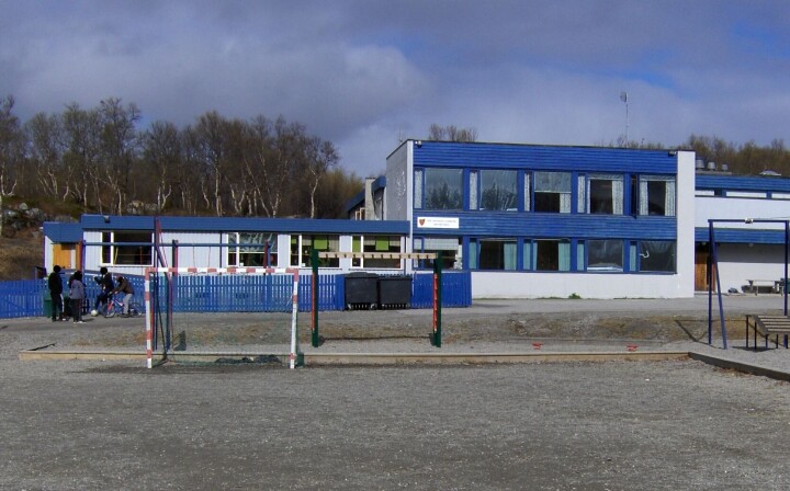 Foreldre i Jakobsnes i Sør-Varanger kommune kjempet for sin nærskole i flere omganger. Men i 2022 ble det vedtatt å legge ned Bøkfjord skole.