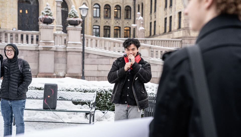 Elever demonstrerte foran Stortinget.