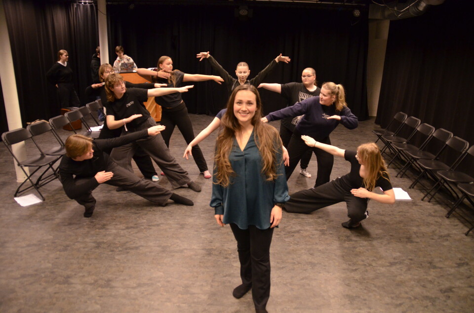 Lektor i drama og teater, Ine Mariel Solrød, foran elever i drama på Heggen videregående skole.