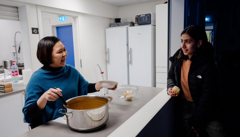 Kontorleder Reina har påtatt seg å servere linsesuppe og boller denne kvelden. Elev Dalya synes det er fint at elevene har varm lunsj hver dag i skoletiden.