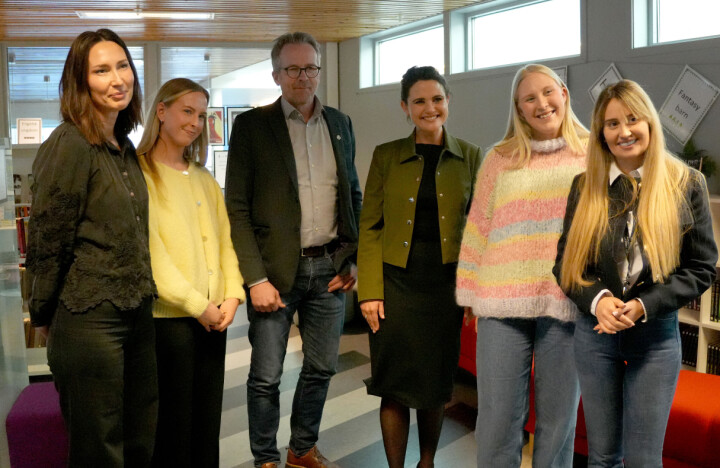 UDF-leder Geir Røsvoll og kunnskapsminister Kari Nessa Nordtun med fire nyutdannede lærere; Katinka, Sofie, Stine og Natasa