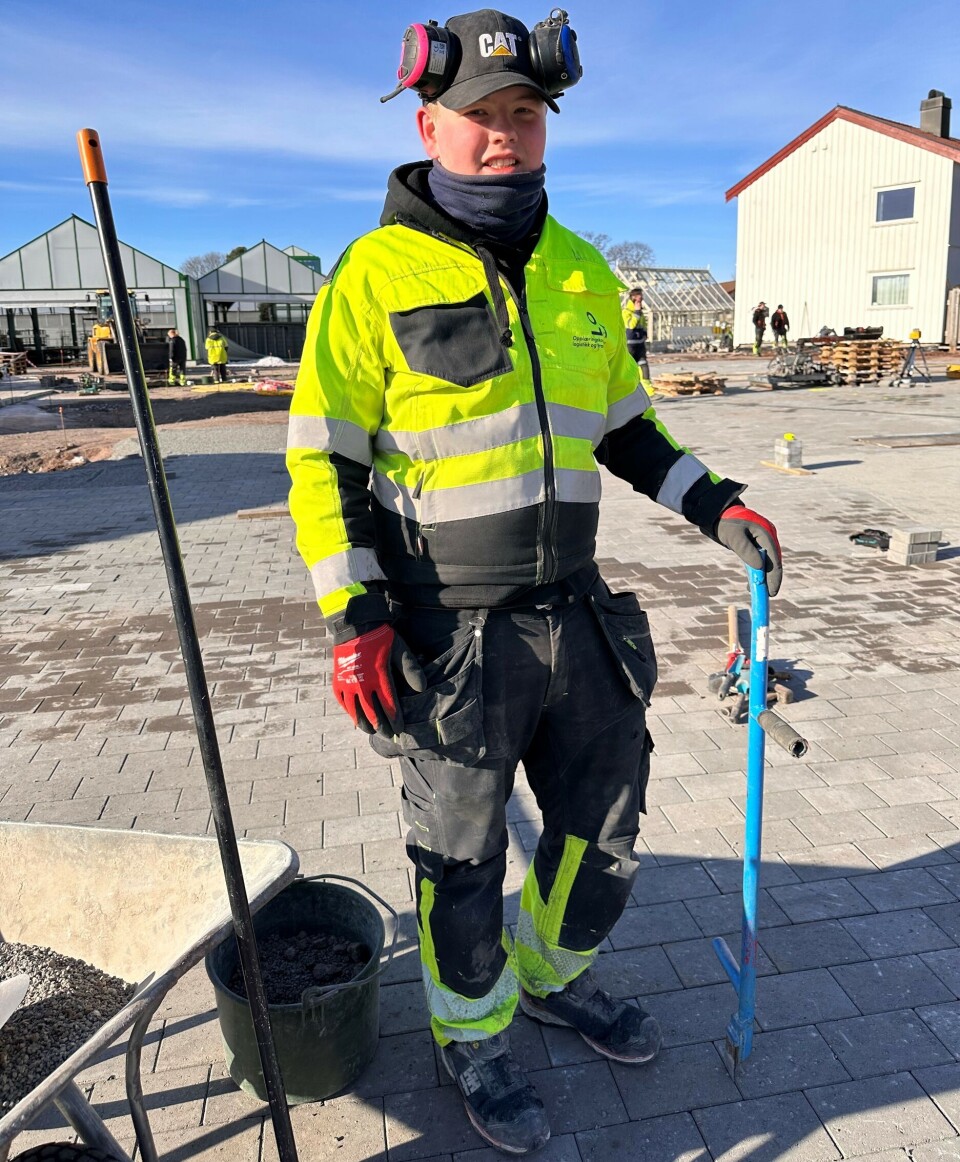 Adran Schjerven jobber i vinterferien.