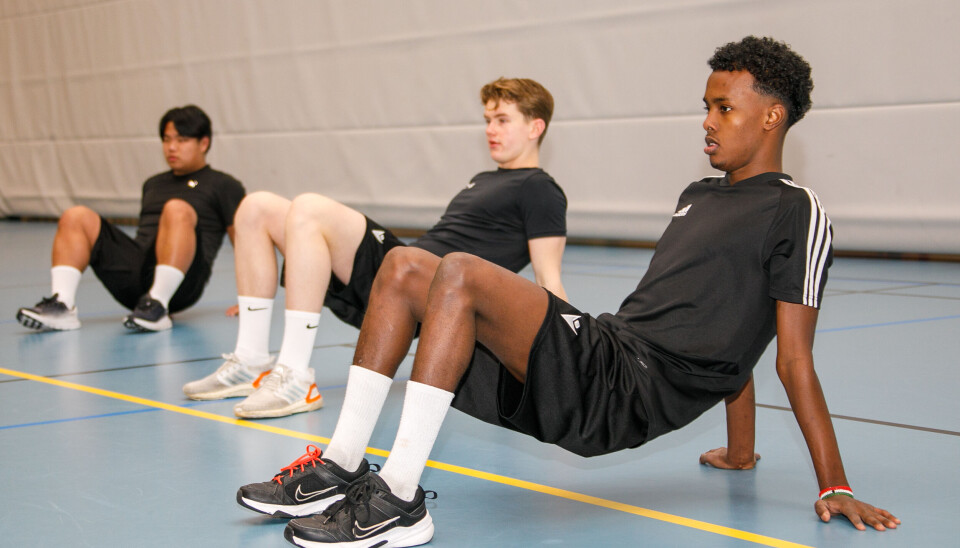 Dahir Mahamud kombinerer bygg- og anleggsfag med å bli en bedre fotballspiller.