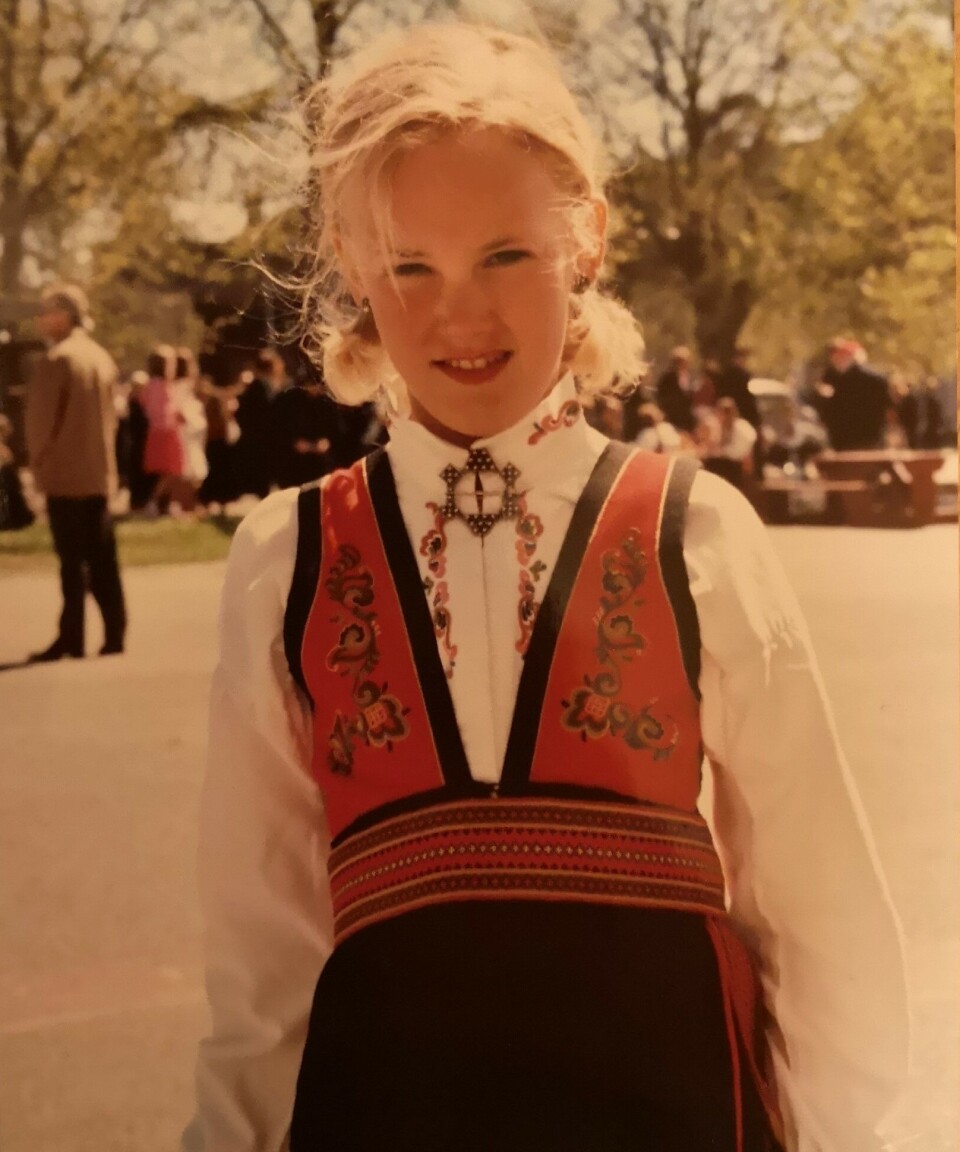 Adam ser på ni år gamle Ida og føler seg heldig som hadde en trygg og fin barndom.