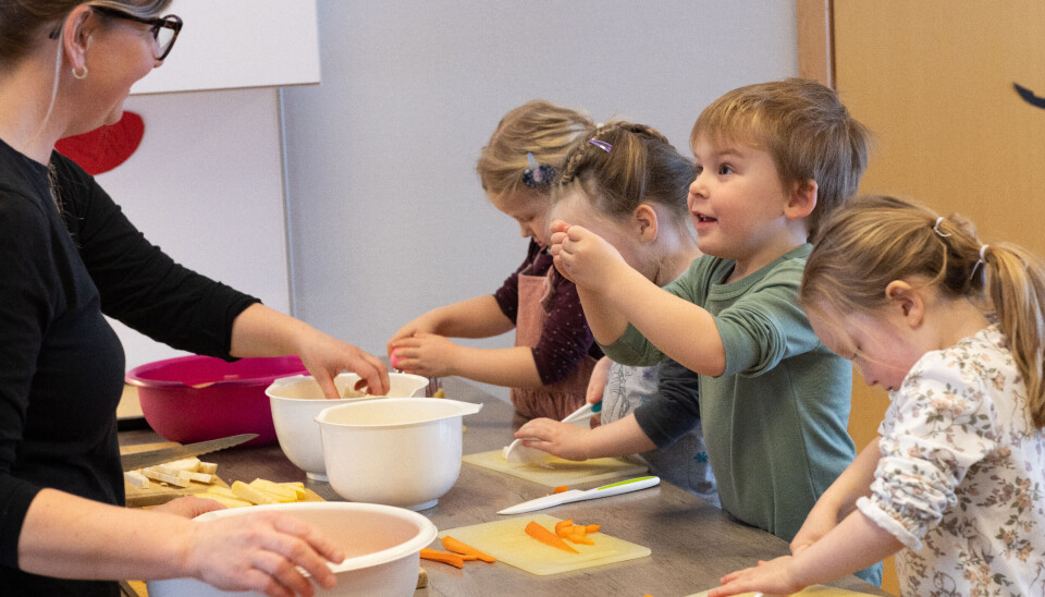 Pedagogisk medarbeider Linnea Åberg har utdanning innen folkehelse, har ansvar for menyen og lager ovnsbakt kylling med rotgrønnsaker som er bra for hjernen. Ingvild (f.v.), Selma, Tom Heine og Lykke hjelper til med å skjære opp gulrøtter og kålrot.