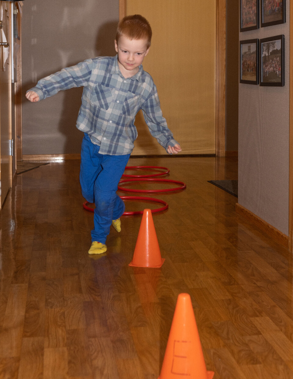 Cedrik Sebastian løper mellom kjegler og opp i ringer og trener på å løpe og hoppe.