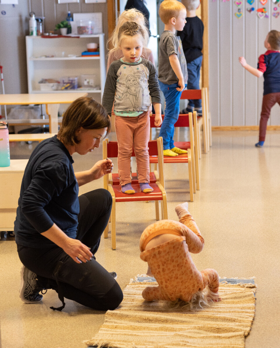 Pedagogisk leder Anita Stensrud gir de barna som trenger det, hjelp til å stupe kråke.