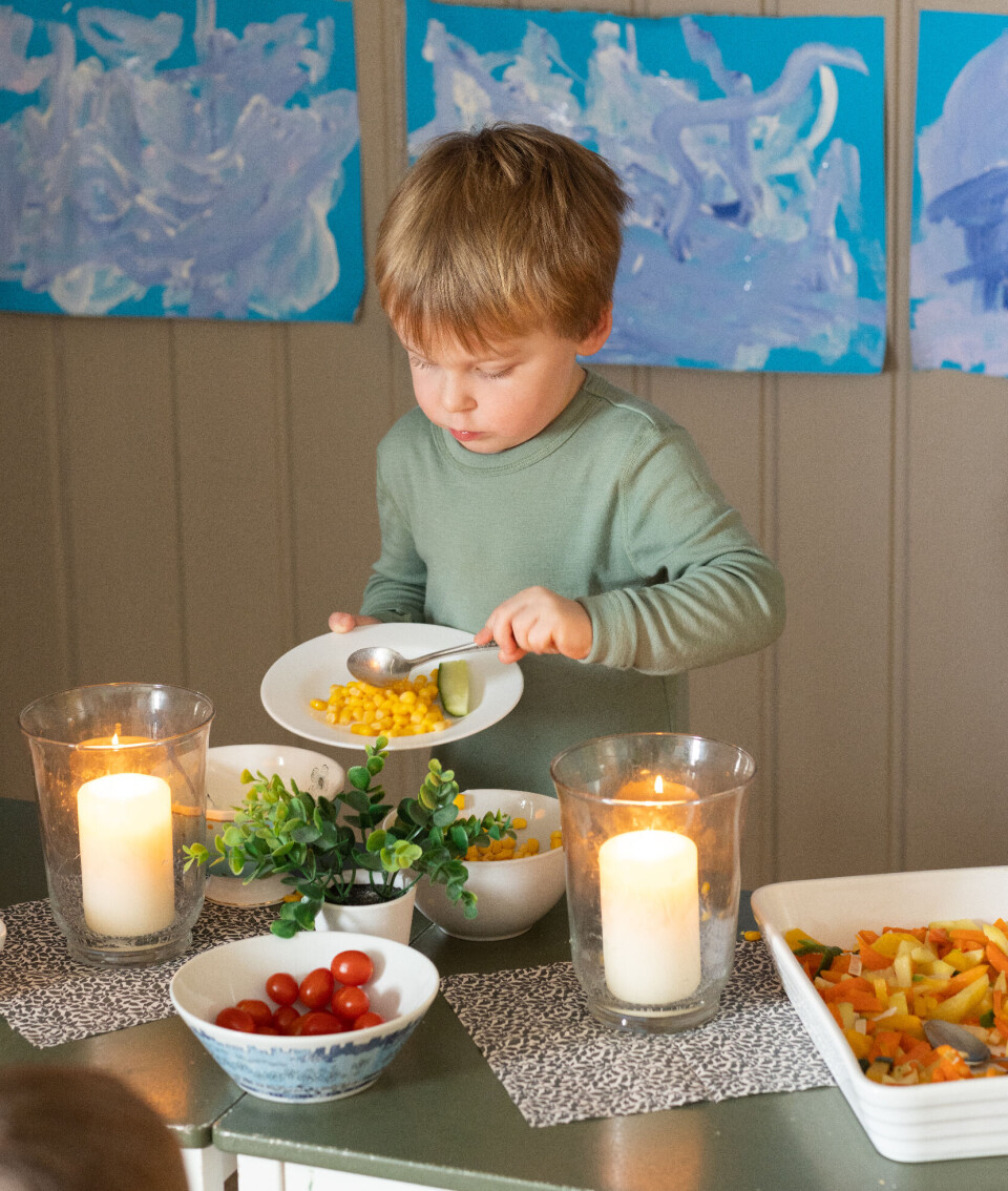 Tom Heine forsyner seg av maten selv på barnehagens egen kafé.