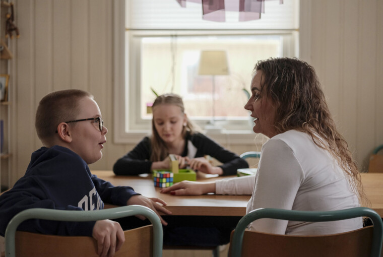 Troy i samtale med mamma Monica Tangen. Tora i bakgrunn.