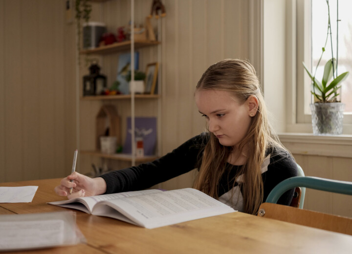 Tora har blitt så flink til å lese at hun av og til leser til langt på natt.