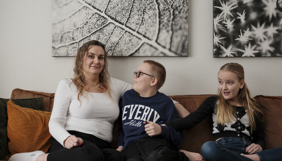 Dagene tilpasses av mamma Monica som er lærer for tvillingene sine Troy og Tora.
