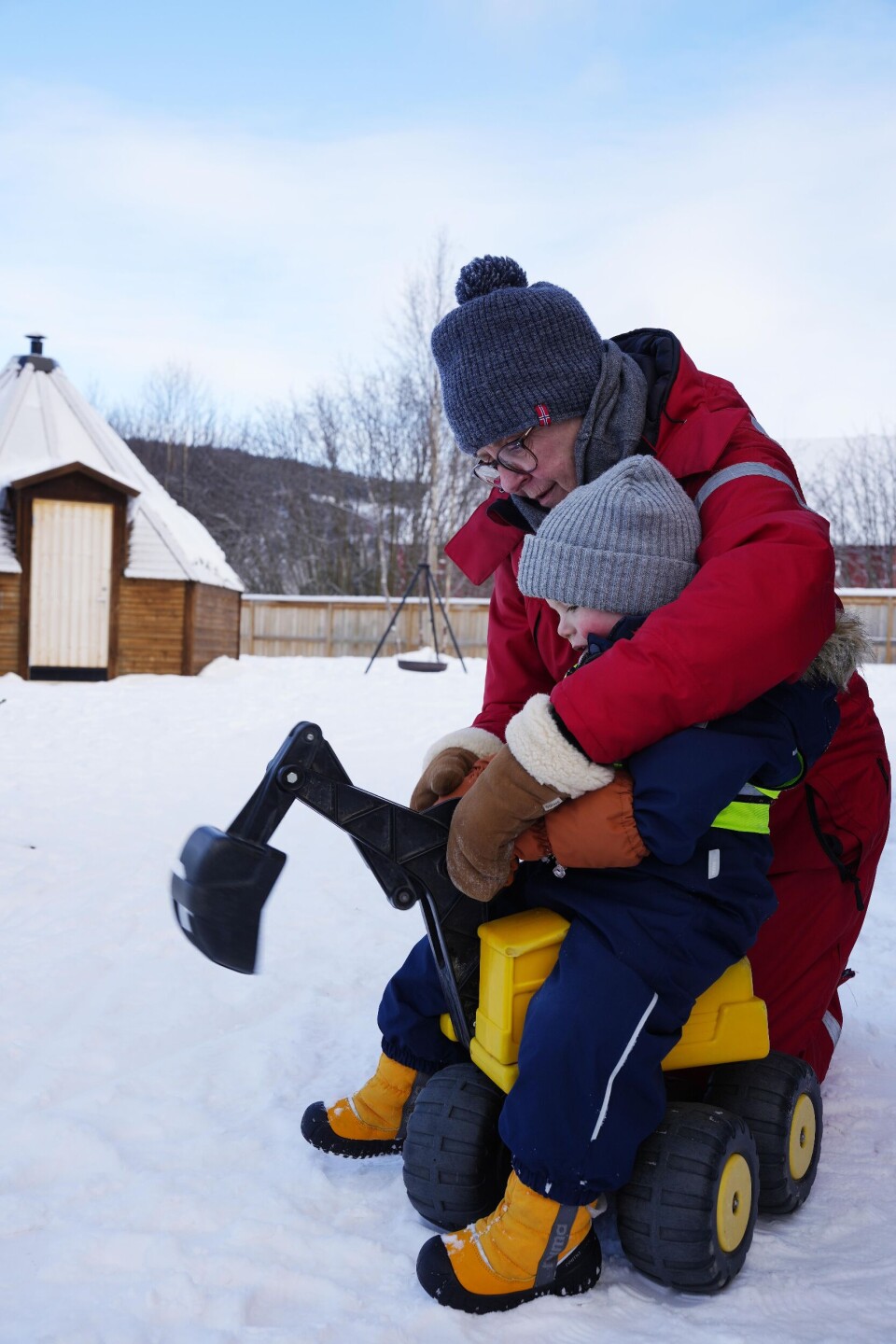 Anne Grete Nymoen er med barna i Tolga barnehage på skattejakt i snøen.