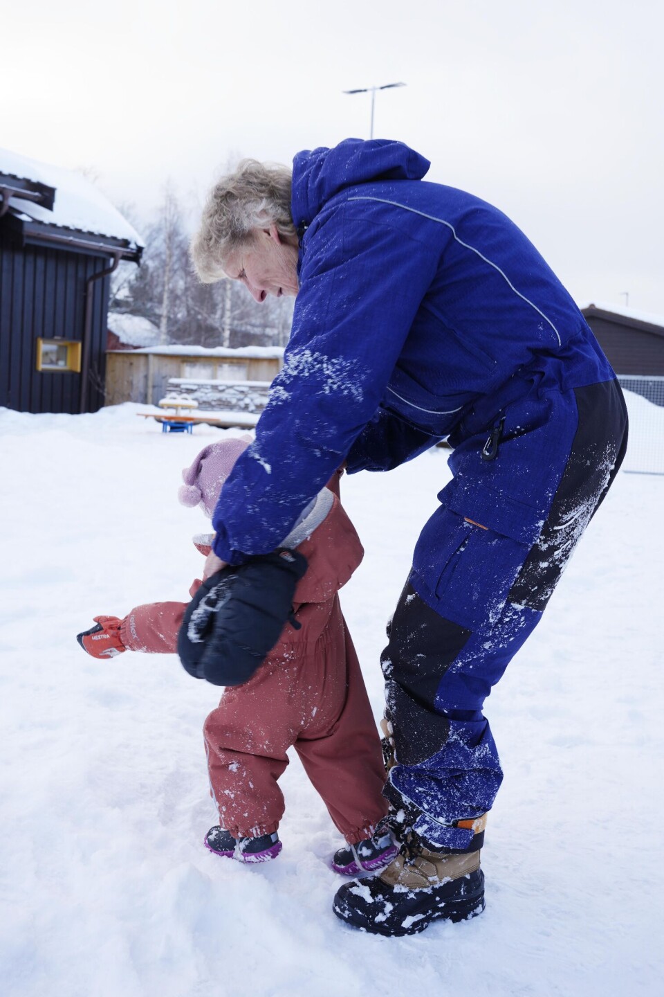 – Det er litt vanskelig med så ulendt snøterreng når man nettopp har lært seg å gå, sier Wenche.
