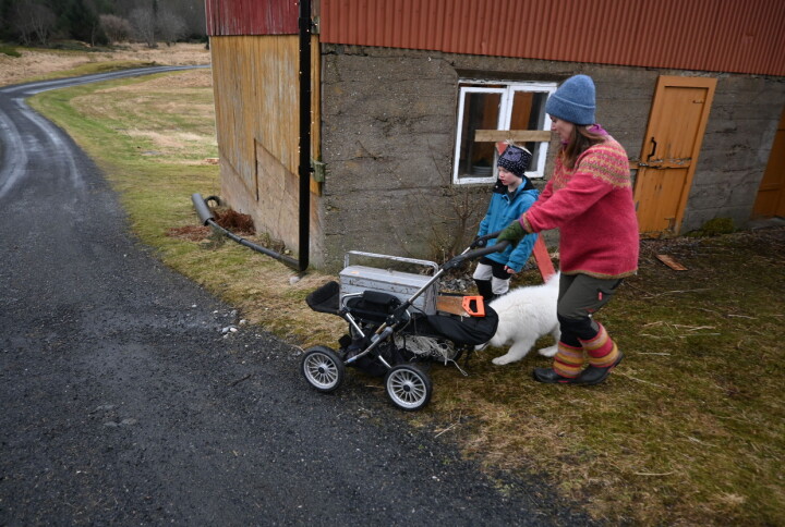 Klar til avmarsj. Jonas, mamma og valpen Frøya.