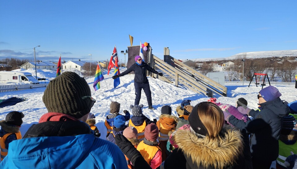 Pedagogisk leder Laila Dahl drar i gang sangen OL-floka i Stubben barnehage, som arrangerte vinter-OL for alle barnehagene i Vadsø på Barnehagedagen 2025.
