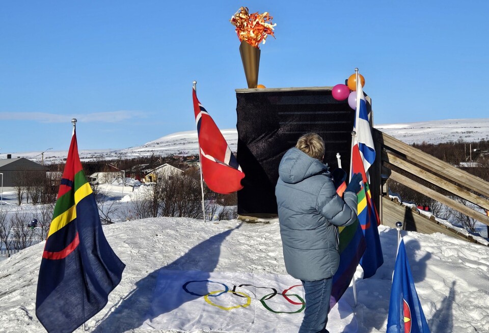 Ordfører Wenche Pedersen i Vadsø tenner OL-ilden.