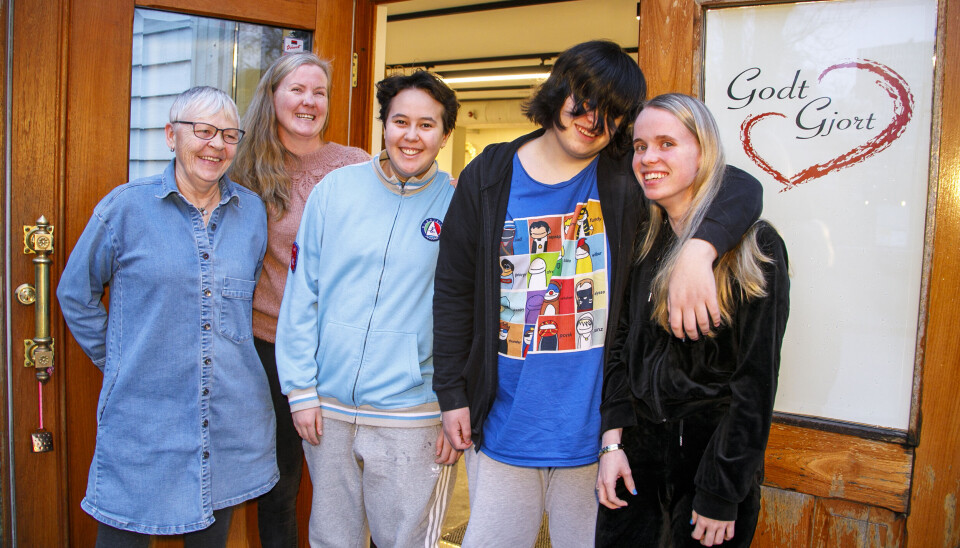 Godt Gjort ligger i Breigata i Stavangers gågatesentrum. Her er miljøarbeider Bjørg Larsson, lektor Lise Tønnesen Skarseth og elevene Natalie, Angel og Silje Cathrine.