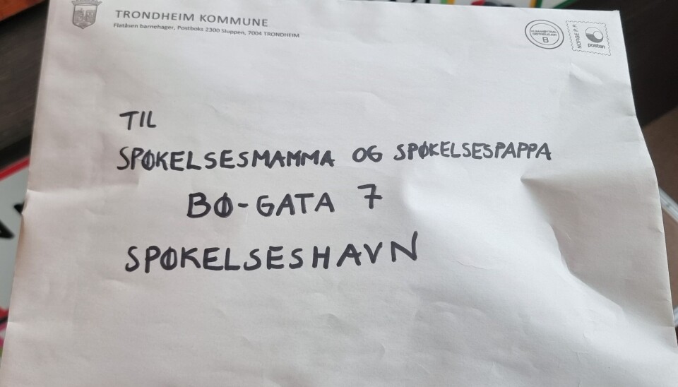 STEG 6: For at barna skulle være sikre på at det ikke fantes spøkelser på avdelingen mer, puttet de spøkelset i en konvolutt og sendte det hjem til foreldrene.