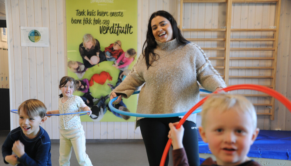 Da Ana Carolina dos Santos Devik kom fra Brasil til Norge, var det vanskelig å få venner og lære språket. Nå bruker hun sine erfaringer til å gjøre en forskjell for barnehagebarn.