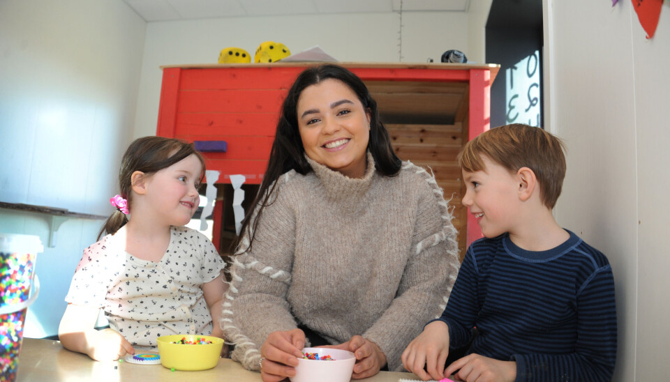 Da Ana Carolina dos Santos Devik kom fra Brasil til Norge, var det vanskelig å få venner og lære språket. Nå bruker hun sine erfaringer til å gjøre en forskjell for barnehagebarn.