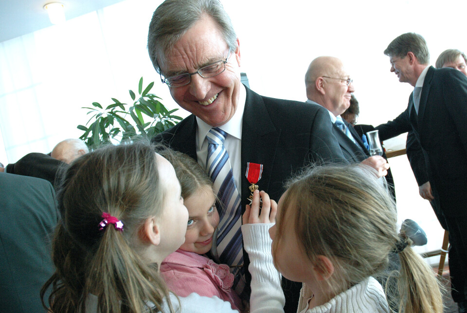 Edvard Befring omkranset av barnebarn etter i 2005 å ha blitt slått til Ridder av 1. klasse av St. Olavs Orden.