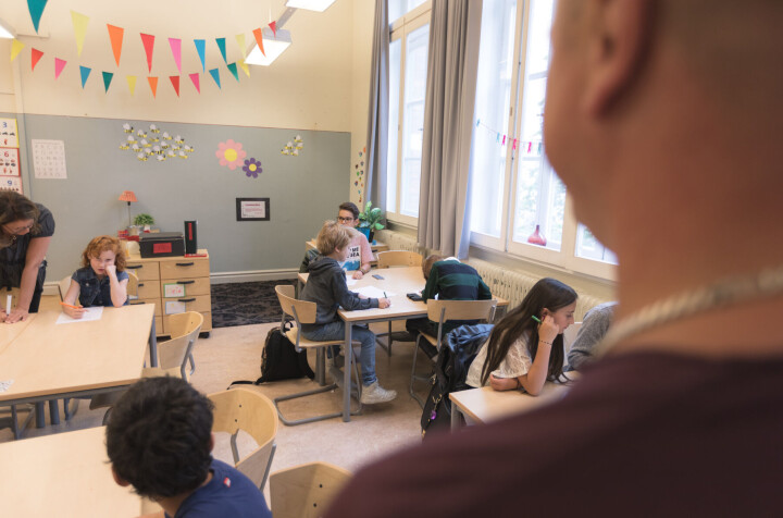 Nå får lærere utvidet rett til å gripe inn fysisk lærer klasserom illustrasjonsfoto klasseledelse kontroll